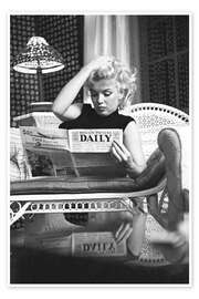 Poster Marilyn Monroe reading a newspaper - Celebrity Collection